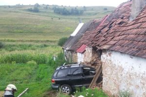 Accident la Pelişor – O maşină a intrat în zidul unei case