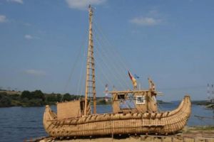 Un german naviga pe Marea Neagra cu o barca de inspiratie egipteana construita din trestie