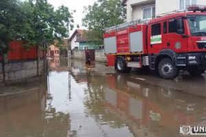 Subsoluri inundate în Sebeş şi Petreşti, în urma ploilor torenţiale. Intervin pompierii pentru evacuarea apei