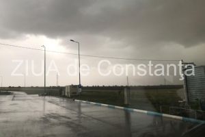 Atentie soferi!: Ploua torential pe Autostrada Soarelui (galerie foto+video)