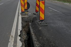 O groapă uriaşă de pe DN 76 l-a enervat pe Victoraş Micula: 