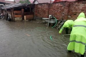 FOTO. Subsoluri inundate în Sebeş şi Petreşti, în urma ploilor torenţiale. Intervin pompierii pentru evacuarea apei