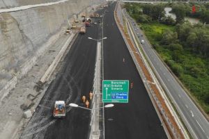 VIDEO dronă| ”Dealul Liliecilor” de pe autostrada A1 Lugoj-Deva, ultimele zile înainte de recepţia lucrărilor