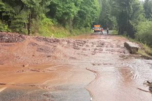 Trafic BLOCAT pe DN67 C, la Mărtinie, din cauza aluviunilor