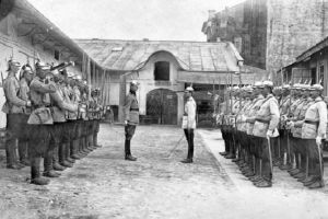 Schimbul de gardă în Alba Iulia, de ieri şi de astăzi. Cum s-a distins Cetatea în peisajul urban al Transilvaniei prin numeroase parade şi ceremonii
