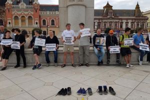 Protest cu lacrimi, în Piaţa Unirii din Oradea: 
