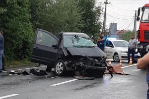 FOTO Tragedie rutieră! Un tânăr din Botoşani a murit într-un accident rutier. Maşina sa, spulberată de un Mercedes