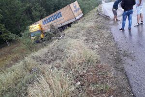 FOTO Un şofer a ajuns cu camionul într-o râpă la Botoşani. A rupt un parapet metalic
