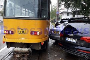 FOTO Tramvaie blocate timp de două ore din cauza unui şofer iresponsabil. A parcat maşina aiurea