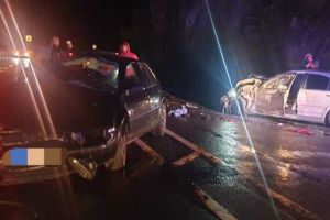 Foto| Accident MORTAL pe Valea Oltului, în care a fost implicat un autoturism din Alba. Cinci persoane rănite şi una decedată