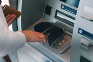 Bistriţean arestat în India după ce a instalat un dispozitiv de clonat carduri pe un bancomat