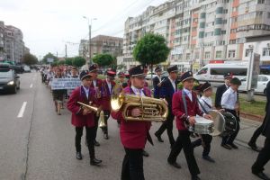FOTO! Regal folcloric pe străzile din Botoşani. Sute de persoane au asistat la Parada portului popular şi Festivalul fanfarelor