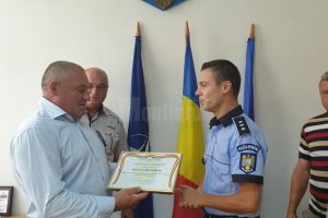Un fost poliţist care a ajutat la prinderea unui şofer fugar, premiat de conducerea IPJ Suceava