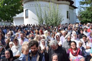 FOTO Sute de credincioşi prezenţi la slujba de resfinţire a Bisericii Sfântul Nicolae din Botoşani. Sfânta Liturghie, oficiată de ÎPS Teofan