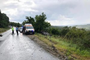 Maşină răsturnată la Dumitra. Șoferiţa a fost rănită uşor (FOTO)