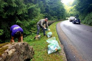 Laşi în urmă ceea ce eşti: Voluntarii au umplut 150 de saci cu gunoaie strânse de pe marginea drumului de Vârtop (FOTO)