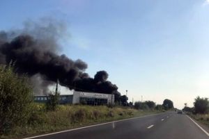 Arde iar depozitul de gunoaie de la Nojorid! Fumul negru şi dens se vede de la depărtare, pompierii intervin cu nouă autospeciale (FOTO)