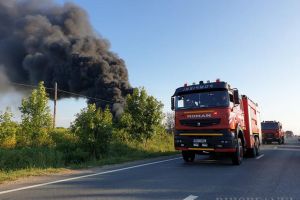 Arde iar depozitul de gunoaie de la Nojorid! Fumul negru şi dens se vede de la depărtare, bihorenii au fost avertizaţi prin Ro-Alert să stea în case (FOTO / VIDEO)