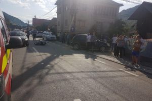Motociclist rănit după ce a fost lovit de o maşină la Maieru (FOTO)
