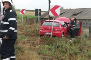 FOTO Doi soţi din Botoşani implicaţi într-un accident rutier. Femeia a ajuns la spital