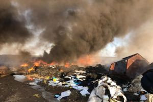 Incendiul de la Nojorid s-a extins, din cauza vântului. Şeful Gărzii de Mediu Bihor: „Firma riscă să rămână fără autorizaţie” (FOTO / VIDEO)