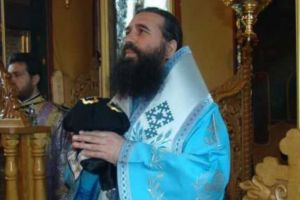 Episcopul Slatinei, mesaj aspru la finalul slujbei pentru Alexandra şi Luiza: „Creşti 15 ani un copil, vine o jigodie, o ia de lângă tine, îşi bate joc de ea şi-o omoară”