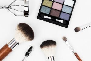 Cum împachetezi cosmeticele pentru zborul cu avionul?