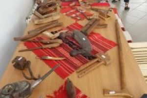 Cu gândul la şezătoare – Expoziţie rară de obiecte vechi, la Biblioteca Orăşenească Întorsura Buzăului