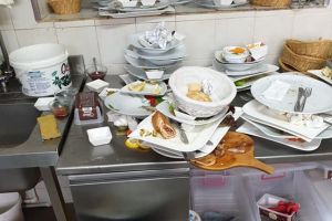 Mizerie şi produse alterate în bucătăriile unor restaurante din Lugoj. Ce sancţiuni au fost aplicate