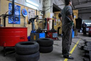 Un tânăr, de 20 ani, din Miercurea Ciuc este cercetat penal fiindcă ar fi sustras un autovehicul din incinta unui atelier de reparaţii auto