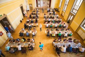 Peste 200 de şahişti mută piese la Festivalul de la Satu Mare. GM Vlad Jianu, liderul turneului principal