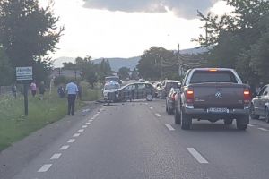 Tânăr motociclist mort după ce a intrat în coliziune cu un autoturism care i-a tăiat calea