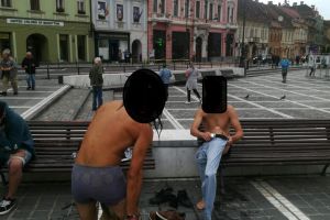 Doi bărbaţi au făcut baie în fântana arteziană din Piaţa Sfatului