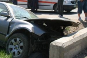 Accident la beţie – Un sibian a lovit o maşină parcată, şi-a continuat drumul şi a intrat într-un cap de pod