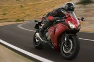 Un tânăr din Săliştea s-a ales cu un doar penal, după ce a fost prins de poliţişti conducând o motocicletă, fără a avea permis