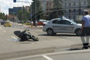 Motociclistul nu a acordat prioritate