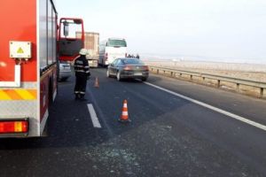 Trei RĂNIȚI în accident pe A1
