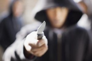 Ploieştean reţinut pentru că ameninţa cu un cuţit clienţii unui supermarket din Mihai Bravu