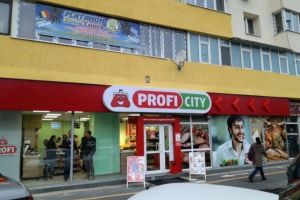 Panică într-un magazin Profi din Ploieşti. Clienţii au fost ameninţaţi cu cuţitul