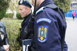 Prins de jandarmi în timp ce îşi ameninţa vecinii cu o secure