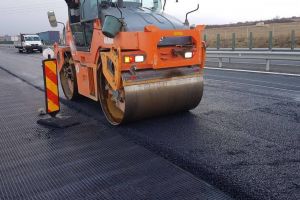 VIDEO Reparaţii pe autostrada Sibiu – Sebeş. Covor asfaltic nou în câteva zone