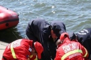 Cu părul grizonat, plutea pe apă… înecat