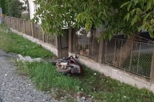 Doi tineri răniţi uşor după ce au intrat cu motocicleta într-un gard