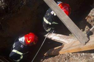 Intervenţie DIFICILĂ de salvare: Malul de pământ s-a SURPAT din nou peste persoana îngropată de vie la Gurahonţ