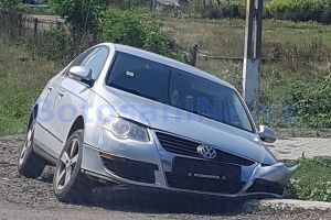 FOTO Accident la Botoşani! S-a izbit cu maşina într-un cap de pod, a coborât, a luat numerele şi a plecat