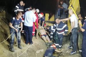 Bărbatul îngropat de viu a fost scos după o intervenţie dramatică de 8 ore. Era tatăl unuia dintre salvatori (FOTO + VIDEO)