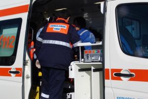 Două persoane la spital după ce un şofer a intrat cu autoutilitara într-un stâlp, lângă Timişoara
