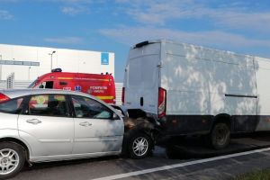 FOTO Accident în Zona Industrială Vest. O maşină a intrat sub un microbuz