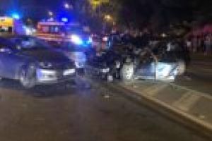 Maşină răsturnată şi doi răniţi în urma unui accident în lanţ