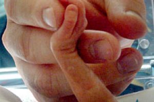 O femeie din Botoşani a născut acasă un bebeluş de 1.400 de grame
